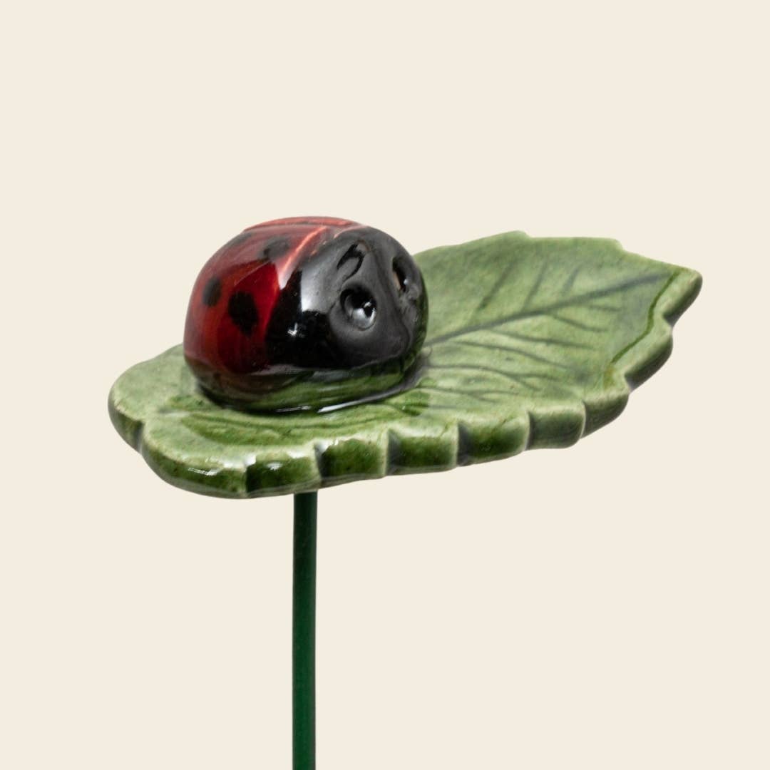 Nyckelpiga på blad i keramik