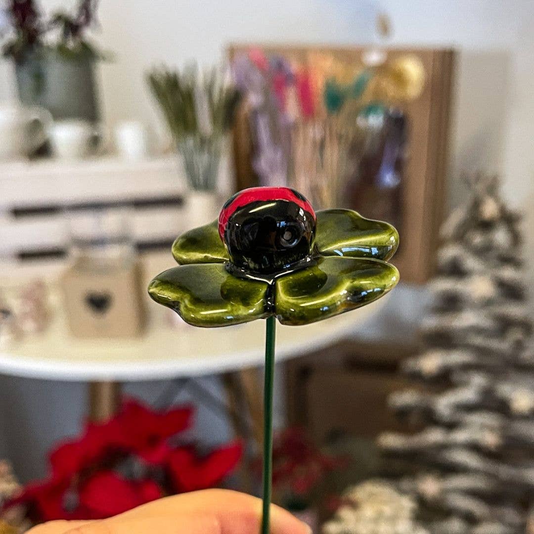 Nyckelpiga på fyrklöver i keramik