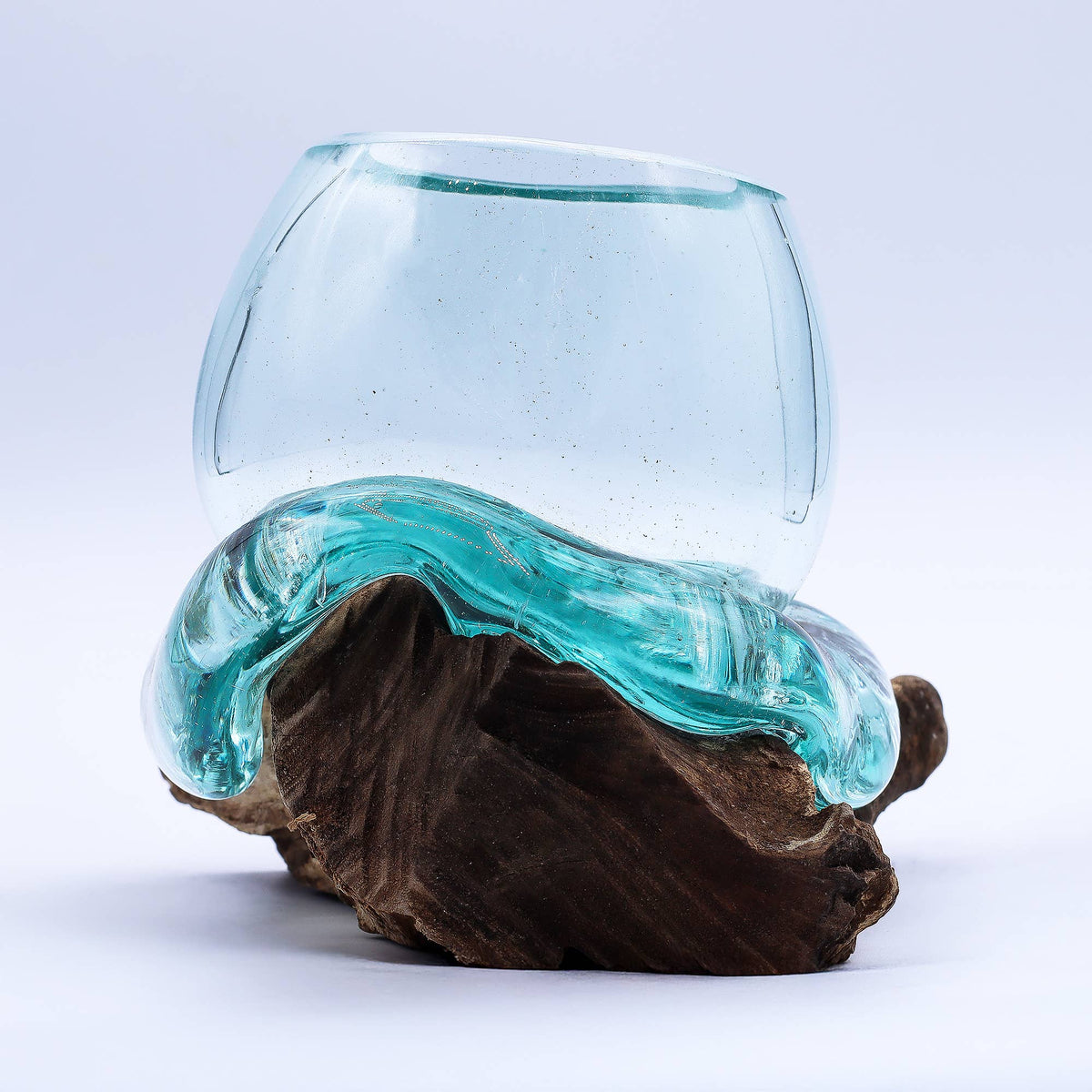 Smält glasskål på trä